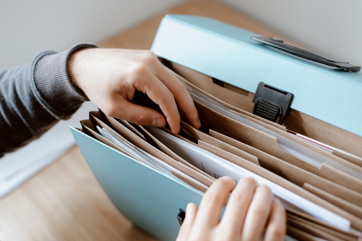 個人情報を含む書類を扱う担当者