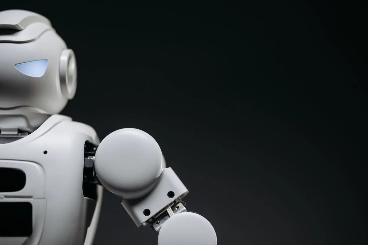 ロボットの上半身。「最初にAIを試す1業務の選び方」の話題のイメージ
