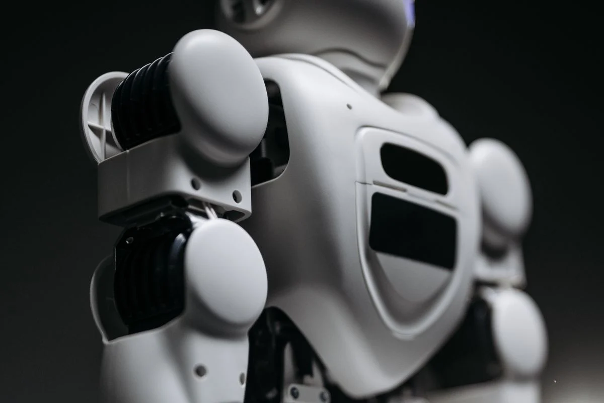 白いロボットのモノクロ写真。「AXとは」の話題のイメージ