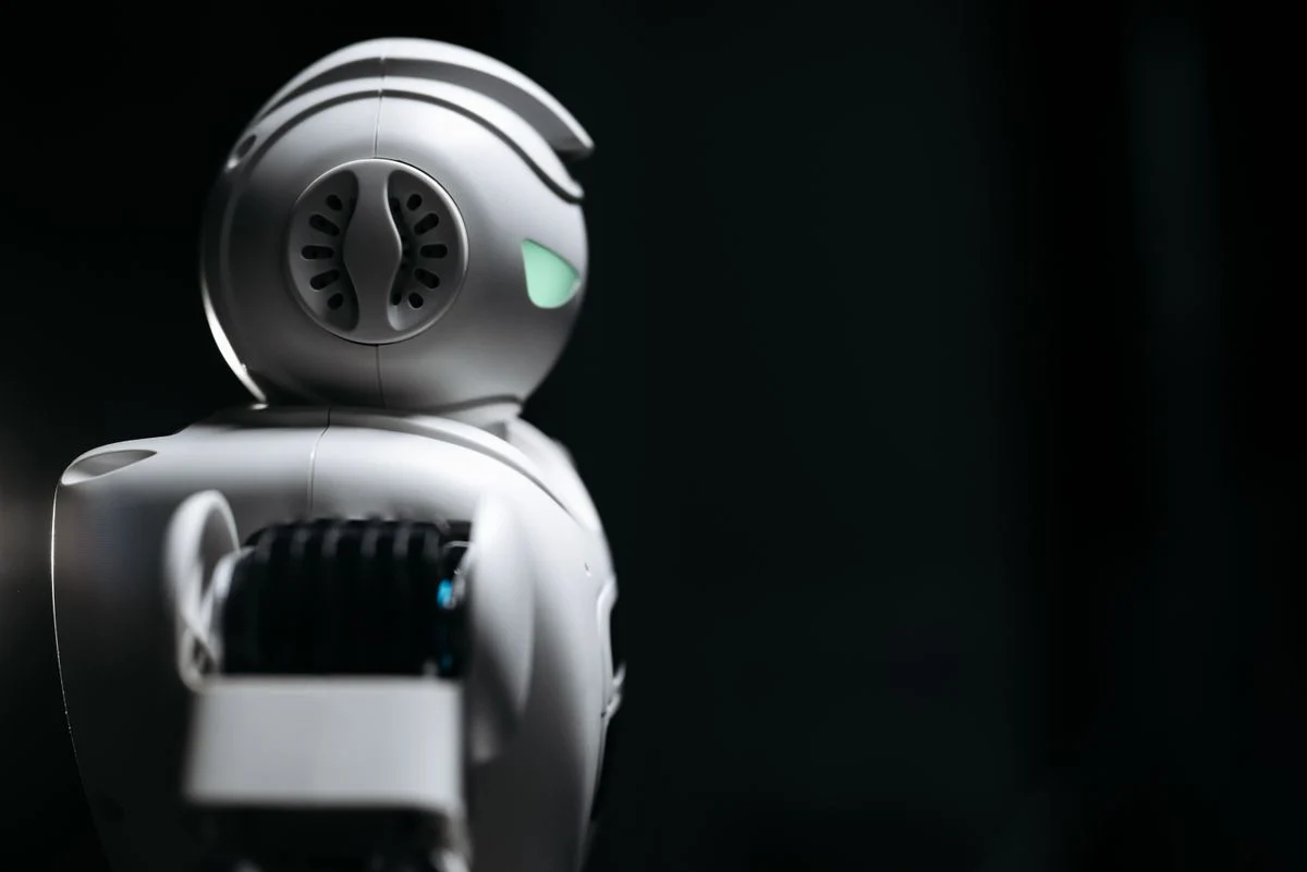 ロボットの後ろ姿。「ハルシネーションとは」の話題のイメージ