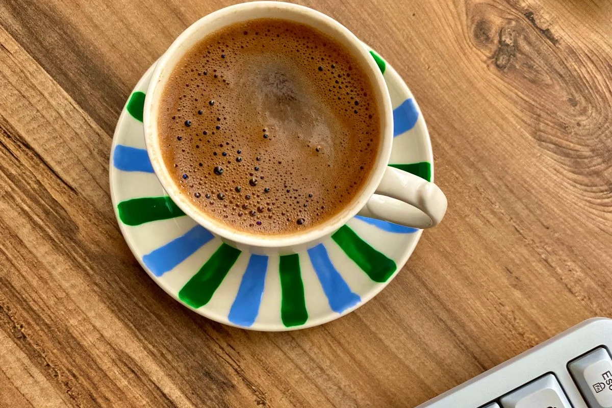 コーヒーカップとキーボード。「まとめ」の話題のイメージ