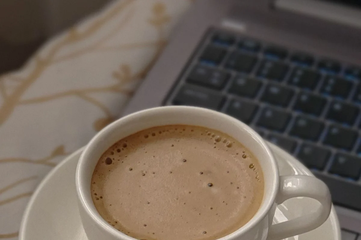 コーヒーカップとノートPC。「まとめ」の話題のイメージ