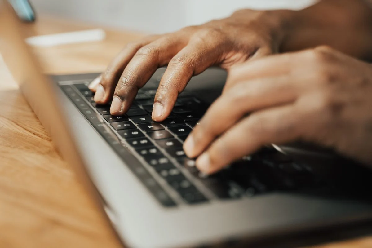 ノートPCのキーボードを打つ手元。「中小企業の情シスは誰がやっている」の話題のイメージ