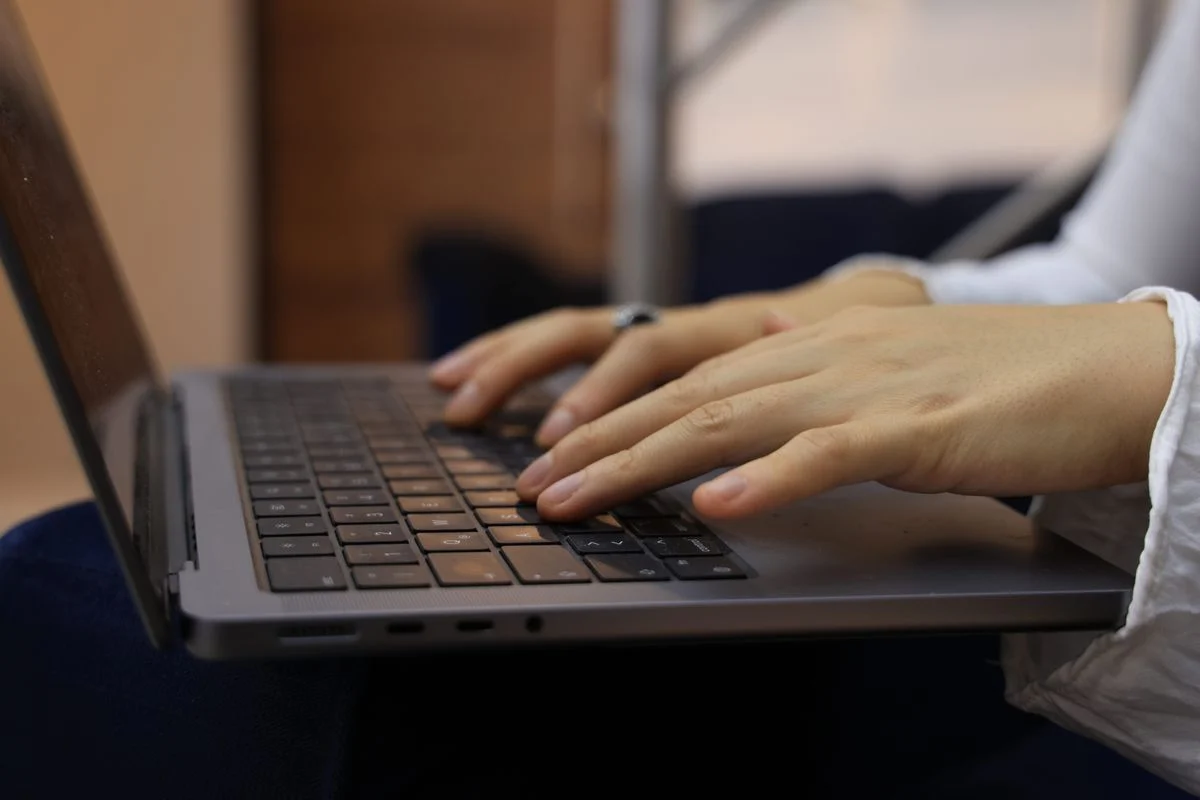 ノートPCのキーボードを打つ手元。「AIガバナンスに関するよくある質問」の話題のイメージ